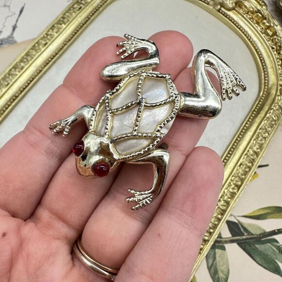 Vintage Frog Brooch Frog with Red Stone Eyes and Gold Tone  Pin - Picture 3 of 4